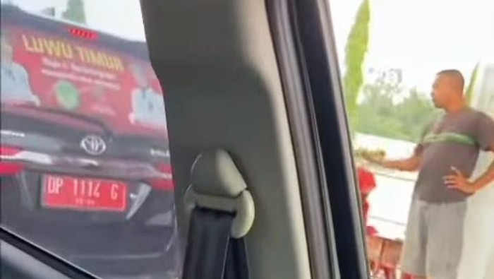 Mobil pelat merah menerobos antrean dan memaki petugas SPBU di Mangkutana, Kabupaten Luwu Timur.
