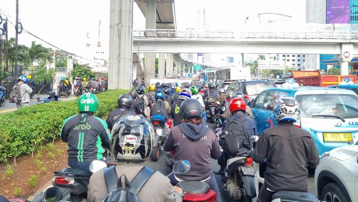Macet di Jalan Gatot Subroto arah Kuningan, Jakarta Selatan (Haris-detikcom)