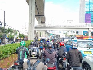 Ada Galian Pipa Air Bersih, Jl Gatot Subroto Arah Kuningan Macet Parah