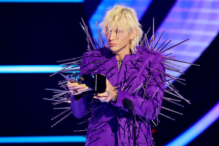 Machine Gun Kelly LOS ANGELES, CALIFORNIA - NOVEMBER 20: (EDITORIAL USE ONLY) Machine Gun Kelly accepts the Favorite Rock Artist award onstage during the 2022 American Music Awards at Microsoft Theater on November 20, 2022 in Los Angeles, California. (Photo by Kevin Winter/Getty Images)