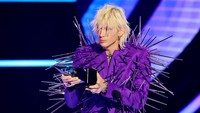 Pemilik panggilan MGK ini berhasil mengalahkan pesaingnya Imagine Dragons, Måneskin, Red Hot Chili Peppers dan The Lumineers.  Foto: Getty Images/Kevin Winter