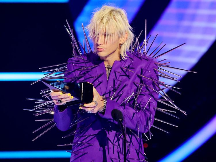 Machine Gun Kelly Ungu Berduri