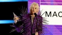 Rocker ini sempat menyampaikan ungkapan kebahagiaannya mendapat penghargaan di AMAs 2022.  Foto: Getty Images/Kevin Winter