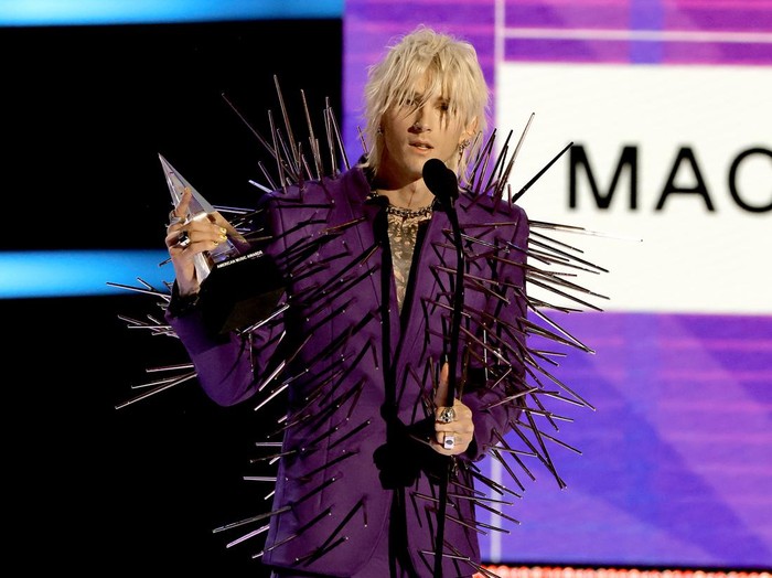LOS ANGELES, CALIFORNIA - NOVEMBER 20: (EDITORIAL USE ONLY) Machine Gun Kelly accepts the Favorite Rock Artist award onstage during the 2022 American Music Awards at Microsoft Theater on November 20, 2022 in Los Angeles, California. (Photo by Kevin Winter/Getty Images)