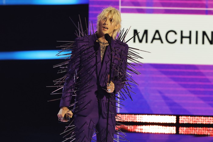 LOS ANGELES, CALIFORNIA - NOVEMBER 20: (EDITORIAL USE ONLY) Machine Gun Kelly accepts the Favorite Rock Artist award onstage during the 2022 American Music Awards at Microsoft Theater on November 20, 2022 in Los Angeles, California. (Photo by Kevin Winter/Getty Images)
