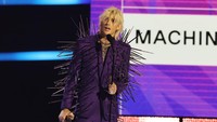 MGK pun menutup ucapannya itu dengan membanting microfon nya di panggung. Penonton pun berteriak mendukungnya.  Foto: Getty Images/Kevin Winter