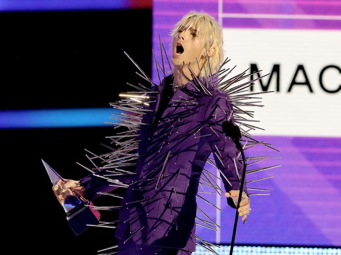LOS ANGELES, CALIFORNIA - NOVEMBER 20: (EDITORIAL USE ONLY) Machine Gun Kelly accepts the Favorite Rock Artist award onstage during the 2022 American Music Awards at Microsoft Theater on November 20, 2022 in Los Angeles, California. (Photo by Kevin Winter/Getty Images)