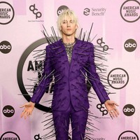 Busana berpotongan setelan juga menemani rocker dan rapper Machine Gun Kelly. Bedanya, setelan ungu Dolce & Gabbana yang dipakainya penuh duri panjang. Sekali lagi, tunangan Megan Fox ini membawa gaya punk ke level yang berbeda. (Foto: Getty Images/Frazer Harrison)