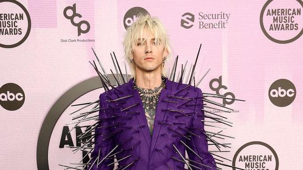 LOS ANGELES, CALIFORNIA - NOVEMBER 20: (EDITORIAL USE ONLY) Machine Gun Kelly attends the 2022 American Music Awards at Microsoft Theater on November 20, 2022 in Los Angeles, California. (Photo by Frazer Harrison/Getty Images)
