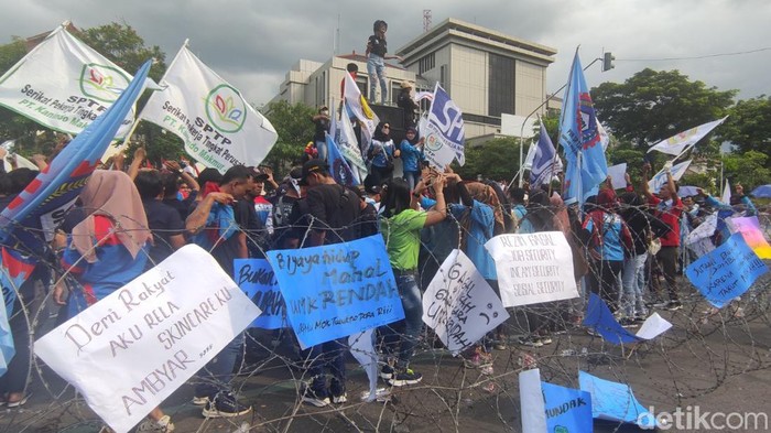 Massa buruh di Jawa Tengah unjuk rasa jelang diumumkannya UMP 2023. Demo digelar di depan kantor Gubernur Jateng, Semarang, Senin (21/11/2022).