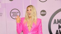 Meghan terlihat cantik menawan dengan busana serba pink menyala. Getty Images for dcp/Amy Sussman