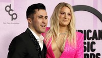 Meghan Trainor dan Chris Olsen saat tiba di AmericanMusic Awards 2022 di Los Angeles,California, AS. Getty Images/Frazer Harrison