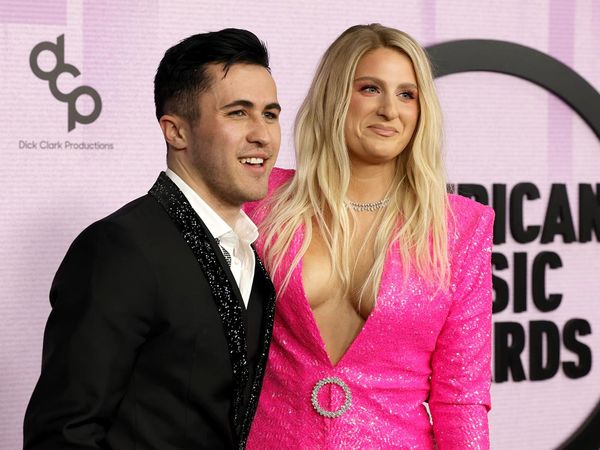 Bukan Suami, Meghan Trainor Pilih Gandeng Bestie di AMAs 2022