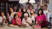 Walaupun sibuk sebagai penyanyi dan penulis lagu, Melly Goeslaw selalu menyempatkan waktu untuk keluarga. Dirinya tampak hadir dan ikut merayakan ulang tahun ayah mertuanya bersama keluarga Anto Hoed. Foto: Instagram/melly_goeslaw