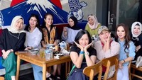Berkat operasi yang dijalaninya, Melly Goeslaw tak takut lagi untuk ikut makan bersama sahabatnya. Berkumpul dan menikmati semangkuk ramen yang hangat, menjadi ajang bertukar cerita yang nikmat bagi Melly Goeslaw dan sahabat-sahabatnya. Foto: Instagram/melly_goeslaw