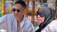 Walaupun sudah menikah puluhan tahun, kemesraan Melly Goeslaw dan Anto Hoed tak pernah pudar. Saat berlibur ke Bali, keduanya begitu menikmati waktu minum kelapa yang segar di pinggir pantai. Foto: Instagram/melly_goeslaw