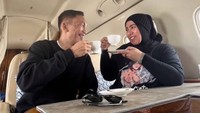 Ketika bepergian, keduanya juga selalu tampil romantis dengan duduk bersebelahan di dalam pesawat jet pribadi. Minuman hangat dipesan keduanya untuk menemani waktu perjalanannya yang cukup lama. Foto: Instagram/melly_goeslaw