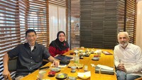 Melly Goeslaw dan Anto Hoed seringkali bertemu dengan para produser untuk mempromosikan lagunya. Pada satu kesempatan, Sukhdev Singh selaku produser diajak makan malam bersama untuk mempromosikan lagu mereka sebagai soundtrack film. Foto: Instagram/melly_goeslaw