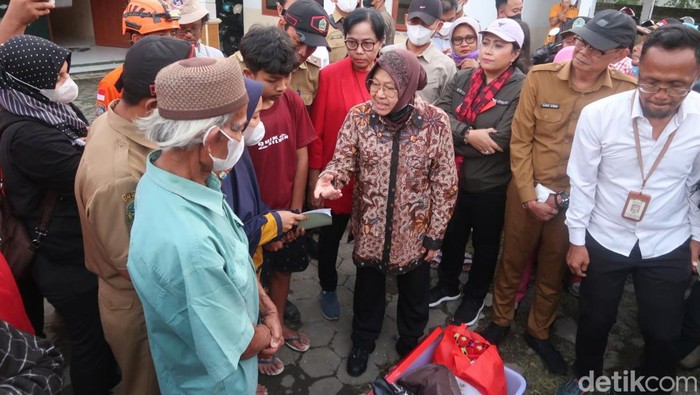 Mensos Tri Rismaharini saat mengunjungi pengungsian longsor di Pedukuhan Blembem, Kalurahan Candirejo, Kapanewon Semin, Kabupaten Gunungkidul, Senin (21/11/2022).