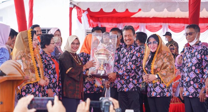 Menteri Kelautan dan Perikanan Sakti Wahyu Trenggono bersama Gubernur Sulawesi Tengah dan jajaran KKP dalam acara puncak Harkannas 2022 di Pantai Mosing, Kab. Parigi Moutong, Sulawesi Tengah (21/11/2022).