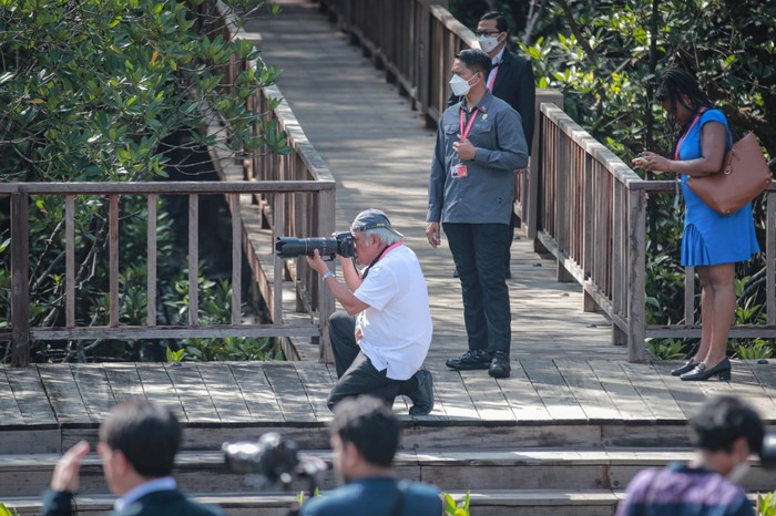 Menteri PUPR Basuki Hadimuljono dalam aksinya menjadi fotografer Menteri PUPR Basuki Hadimuljono dalam aksinya menjadi fotografer