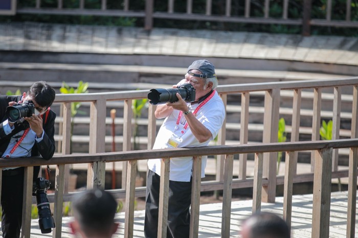 Menteri PUPR Basuki Hadimuljono dalam aksinya menjadi fotografer