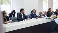 Dalam kesempatan itu, Zulhas menargetkan dengan adanya kerja sama sektor jasa ini, transaksi dagang antara Indonesia dan Chili bisa meningkat. Angkanya ditargetkan bisa mencapai US$ 1 miliar atau setara Rp 15,7 triliun (kurs Rp 15.700).