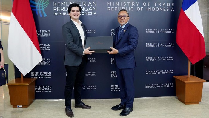 Momen Indonesia-Chili Teken Kerja Sama Jasa Pemerintah Indonesia dan Chili meneken kerja sama dagang di sektor jasa. Penandatanganan dilakukan oleh Mendag Zulhas.