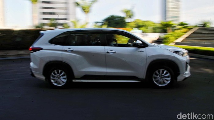 Toyota resmi meluncurkan Kijang Innova Zenix Hybrid. Tambahan nama Zenix membuat mobil ini berubah total. Lalu, seperti apa test drivenya?