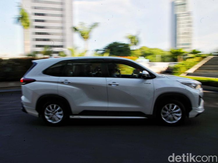 Momen Test Drive Toyota Kijang Innova Zenix yang Nyaman Banget