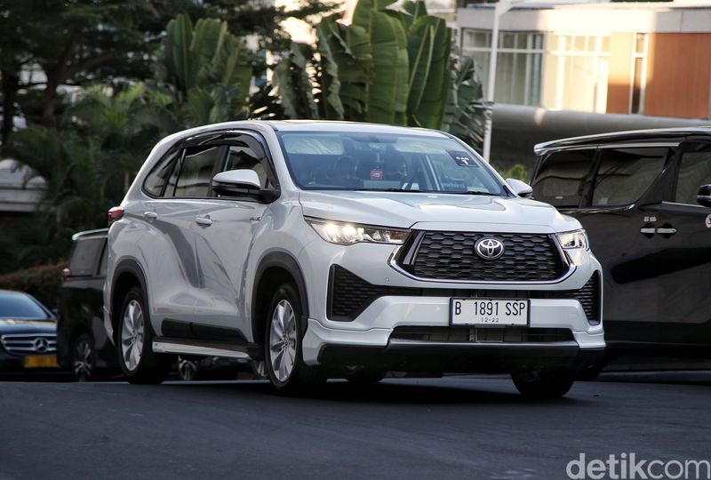 Toyota resmi meluncurkan Kijang Innova Zenix Hybrid. Tambahan nama Zenix membuat mobil ini berubah total. Lalu, seperti apa test drivenya?