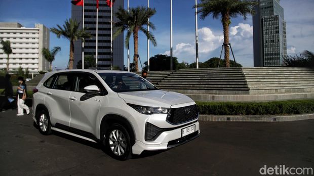 Toyota resmi meluncurkan Kijang Innova Zenix Hybrid. Tambahan nama Zenix membuat mobil ini berubah total. Lalu, seperti apa test drivenya?