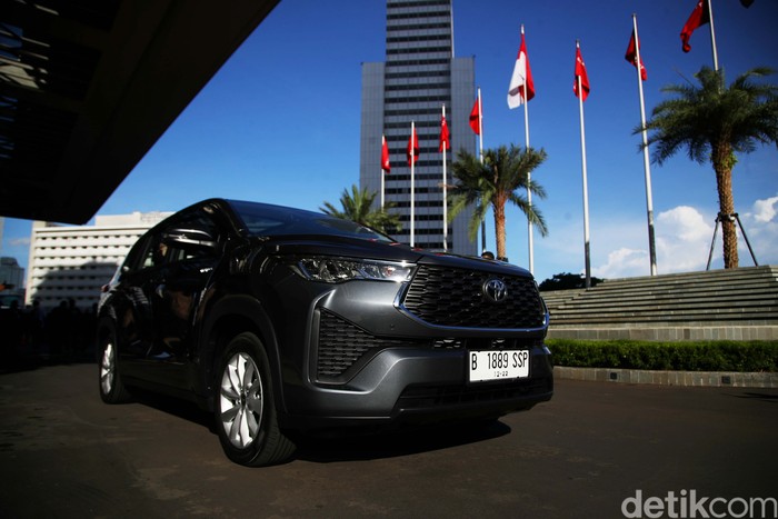 Toyota resmi meluncurkan Kijang Innova Zenix Hybrid. Tambahan nama Zenix membuat mobil ini berubah total. Lalu, seperti apa test drivenya?