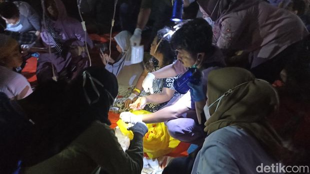 Nakes RSUD Sayang tangani pasien dengan lampu senter