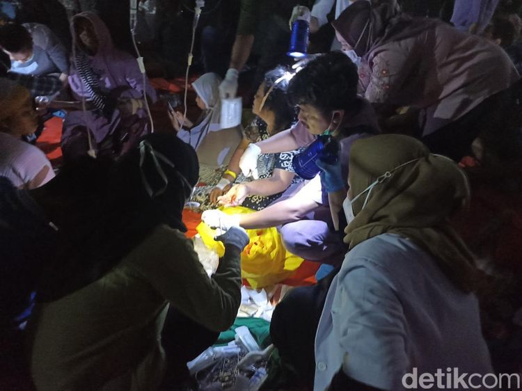 Potret Perawatan Korban Gempa Cianjur di Tengah Gelapnya Malam