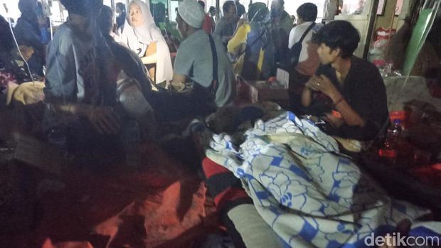 Nakes RSUD Sayang tangani pasien dengan lampu senter Nakes RSUD Sayang tangani pasien dengan lampu senter