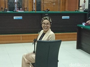 Nikita Mirzani Alami Pengeroposan di Leher hingga Bolong, Bisa Picu Lumpuh?