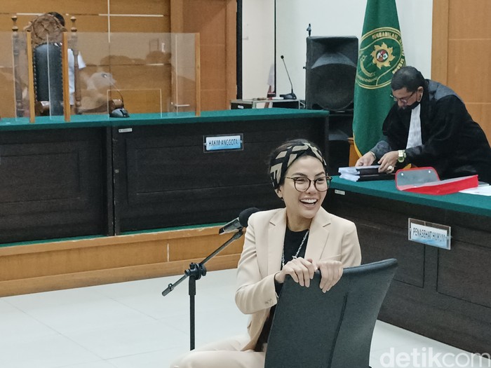 Nikita Mirzani, terdakwa kasus pencemaran nama baik Dito Mahendra saat menjalani sidang lanjutan di PN Serang (Bahtiar R/detikcom)