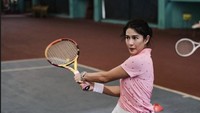 Belakangan, Dian Sastro kerap mengunggah dirinya sedang berlatih tenis bersama pelatih dan beberapa kerabatnya. Tenis menjadi salah satu olahraga yang baru ia gemari pada tahun ini. (Instagram @therealdisastr)