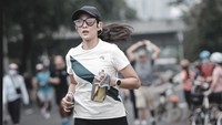 Selain tenis dan sepeda, Dian juga kerap membagikan momennya sedang melakukan marathon. Ia juga mengikuti beberapa ajang lari lainnya. Olahraganya ini dilakukannya berbeda-beda sesuai kebutuhannya. (Instagram @therealdisastr)