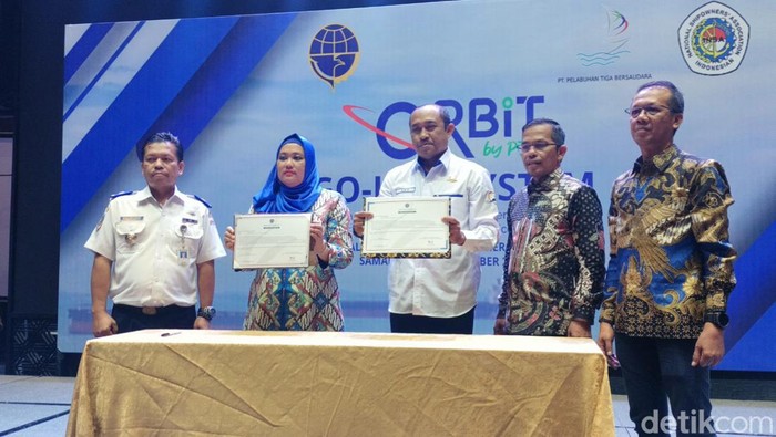Direktur Pengembangan Bisnis PT PTB Kamaruddin dan  Kasubdit Sistem informasi dan Sarana Prasarana Direktorat Lalu Lintas Eko Sudarmanto saat meluncurkan aplikasi Orbit.
