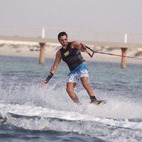 Meski sudah tidak tinggal di Amerika, Pangeran Qatar ini masih terlihat sering menikmati gaya hidup glamour di Instagram-nya. Sheikh Khalifa terlihat tampan ketika pergi skydiving, mengendarai kendaraan mewah hingga bermain dengan anak harimau.Foto: Instagram @khk