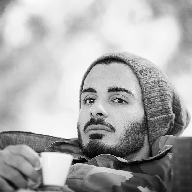 Pria 30 tahun ini sepertinya menikmati kehidupan Amerika. Ia dilaporkan kerap menonton pertandingan Lakers dan makan siang di restoran mewah. Los Angeles Times pun menyebutkan Sheikh Khalifa memiliki setengah lusin sekuriti, supir, penyambut tamu, pelatih dan perawat pribadi, bahkan staf untuk memecahkan masalah selagi tinggal di sana. Tentu saja ia juga punya pembantu untuk menyiapkan teh hingga shisha.Foto: Instagram @khk