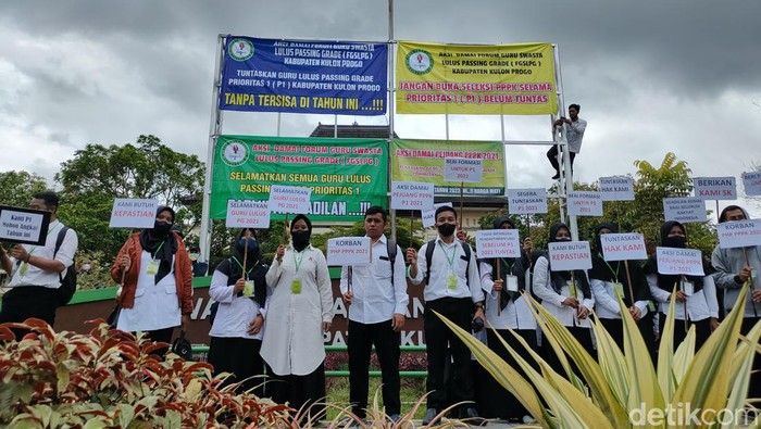 Para guru swasta mendatangi DPRD Kulon Progo mengadukan masalah yang dihadapi dalam rekrutmen PPPK, Senin (21/11/2022).