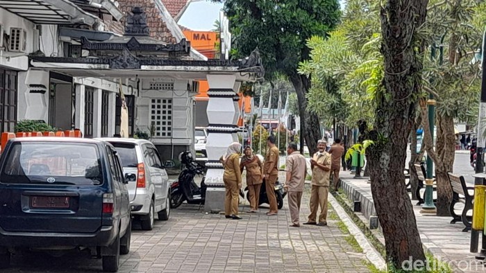 Pegawai Disparbudpora Sumedang berhamburan keluar gedung saat gempa terjadi.