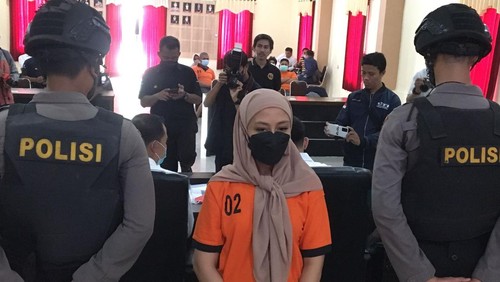 Pekerja sales motor di PT Dinamika Krida di Kota Mataram dibekuk polisi, Senin (21/11/2022). Foto: Ahmad Viqi