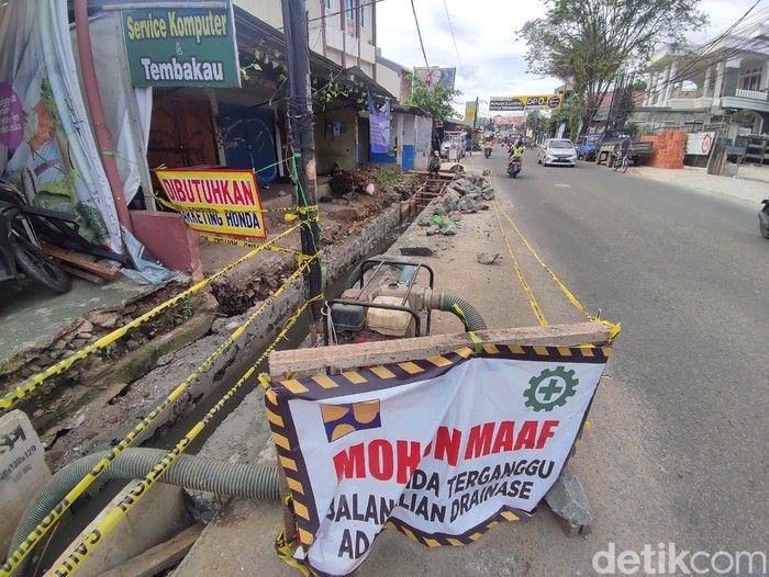 Pembangunan got (drainase) di Jl Setiabudi, Pamulang Timur, Tangsel, 21 November 2022 pagi. (Andhika Prasetia/detikcom)