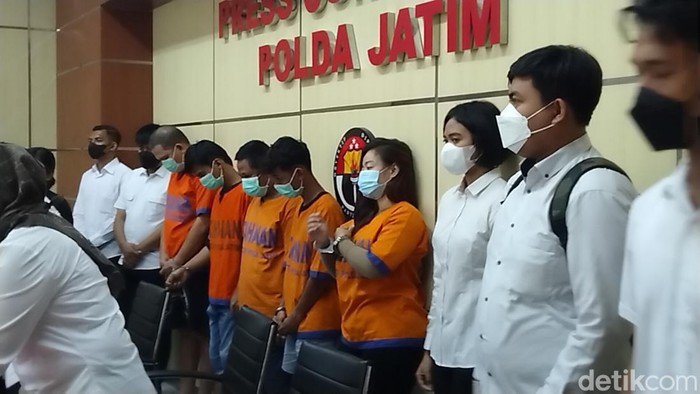 Penampakan 5 tersangka prostitusi yang menjerat anak-anak sebagai PSK saat konferensi pers di Polda Jatim