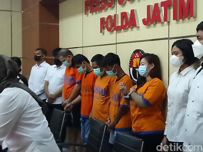 Penampakan 5 tersangka prostitusi yang menjerat anak-anak sebagai PSK saat konferensi pers di Polda Jatim