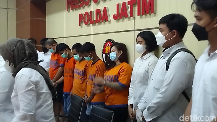 Penampakan 5 tersangka prostitusi yang menjerat anak-anak sebagai PSK saat konferensi pers di Polda Jatim
